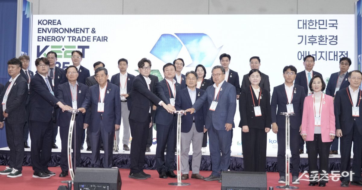 강기정 광주광역시장이 지난 9일 서구 김대중컨벤션센터에서 열린 ‘2025 대한민국 기후환경에너지대전’ 개막식에 참석해 참석자들과 기념촬영을 하고 있다. 사진제공=광주광역시