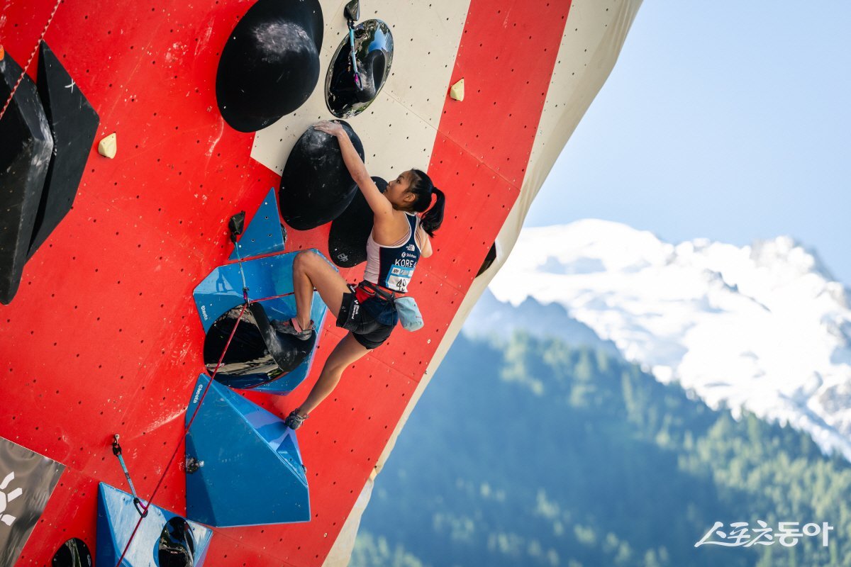 리드 경기를 펼치고 있는 한국의 서채현. 사진제공｜대한산악연맹