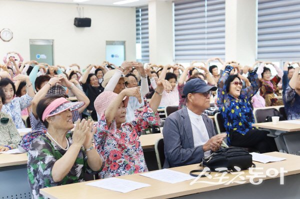 청송군이 남여노소가 참여하는 청송 유네스코 세계지질공원 교육 프로그램을 운영하고 있다. 사진제공 ㅣ 청송군