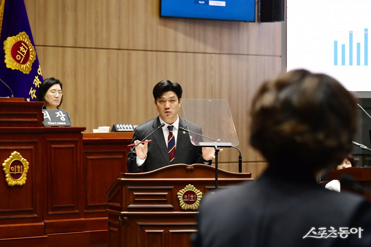 광주시의회 이명노 의원(서구3)은 14일 열린 제334회 임시회 시정질문을 통해 “30년 넘게 방치된 서진병원 문제는 더는 미뤄둘 수 없는 민생 현안”이라고 지적하고 있다. 사진제공=광주광역시의회