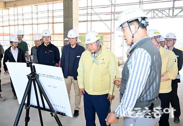 김경일 파주시장이 지난 11일 직접 관내 대규모 건설 현장을 직접 점검하고 있다. 사진제공ㅣ파주시