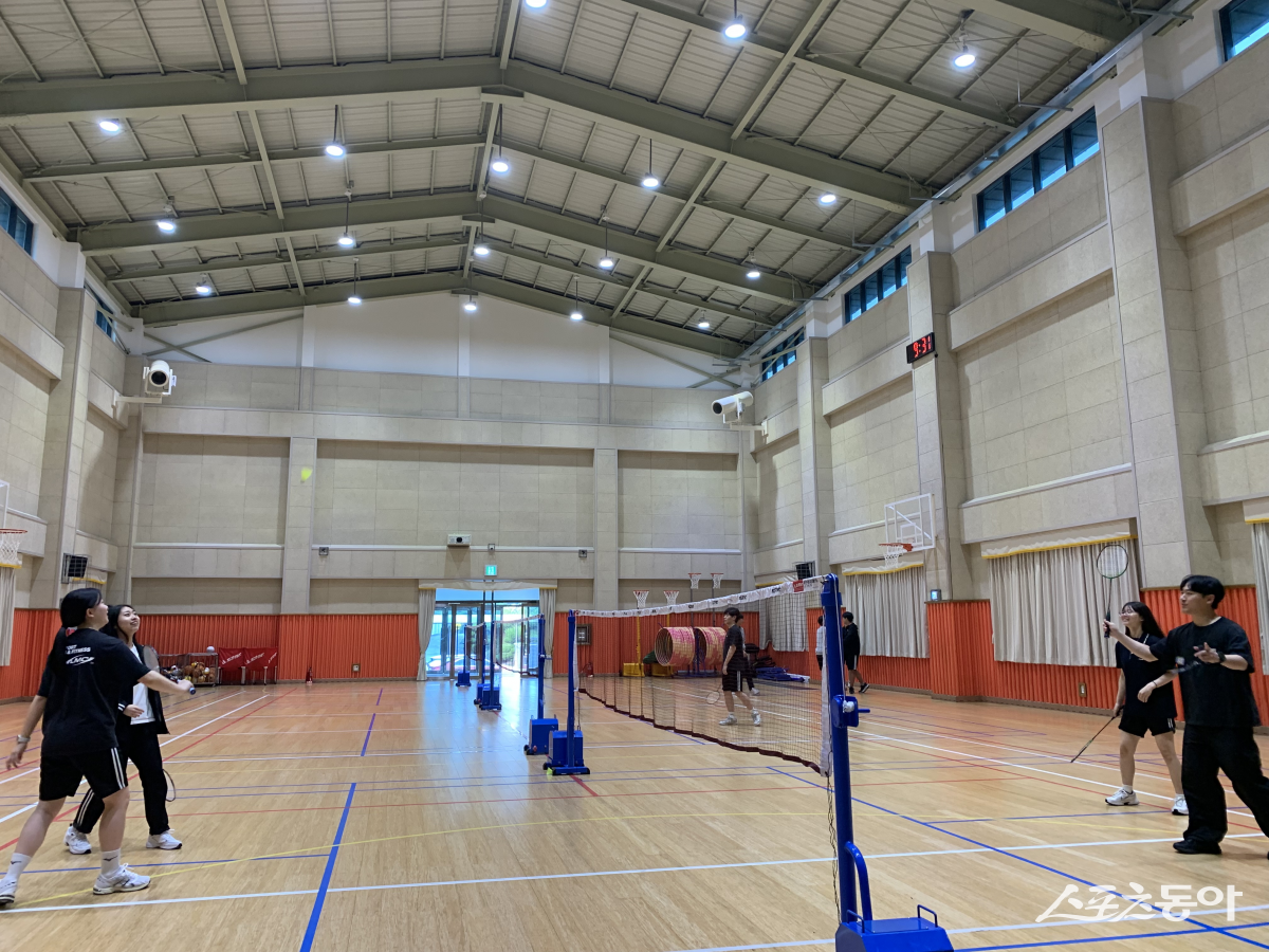 구미제일고 교사와 학생이 배드민턴을 치는 모습. 사진|문희빈 학생기자