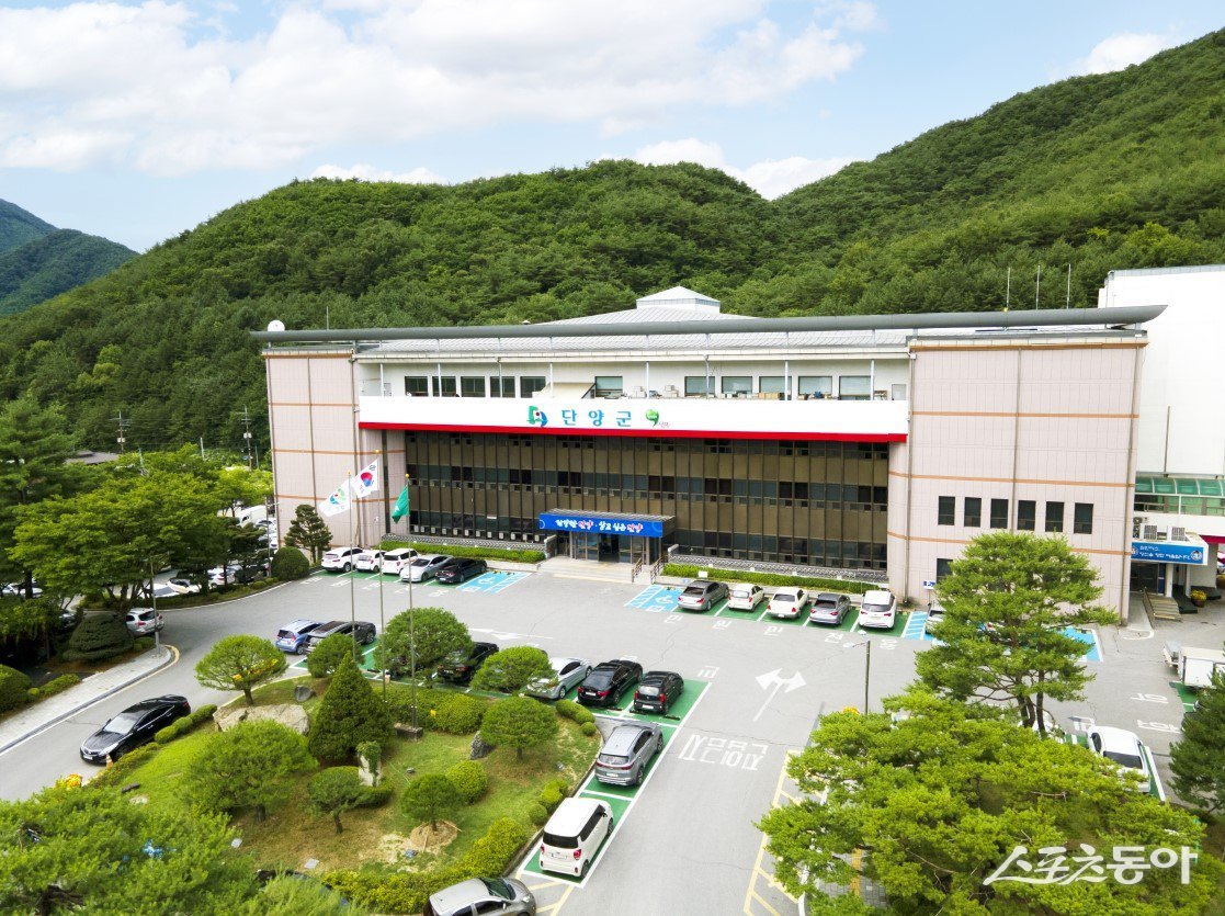 충북 단양군(군수 김문근)이 2024회계연도 일반회계 자금운용을 통해 총 53억 860만 원의 이자수입을 거두며 역대 최대 실적을 기록했다(단양군청 전경). 사진제공｜단양군