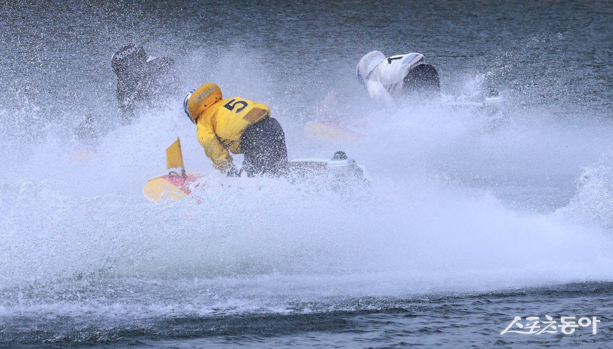 미사경정장에서 선수들이 거센 물보라를 일으키며 턴마크를 돌고 있다. 사진제공 | 국민체육진흥공단