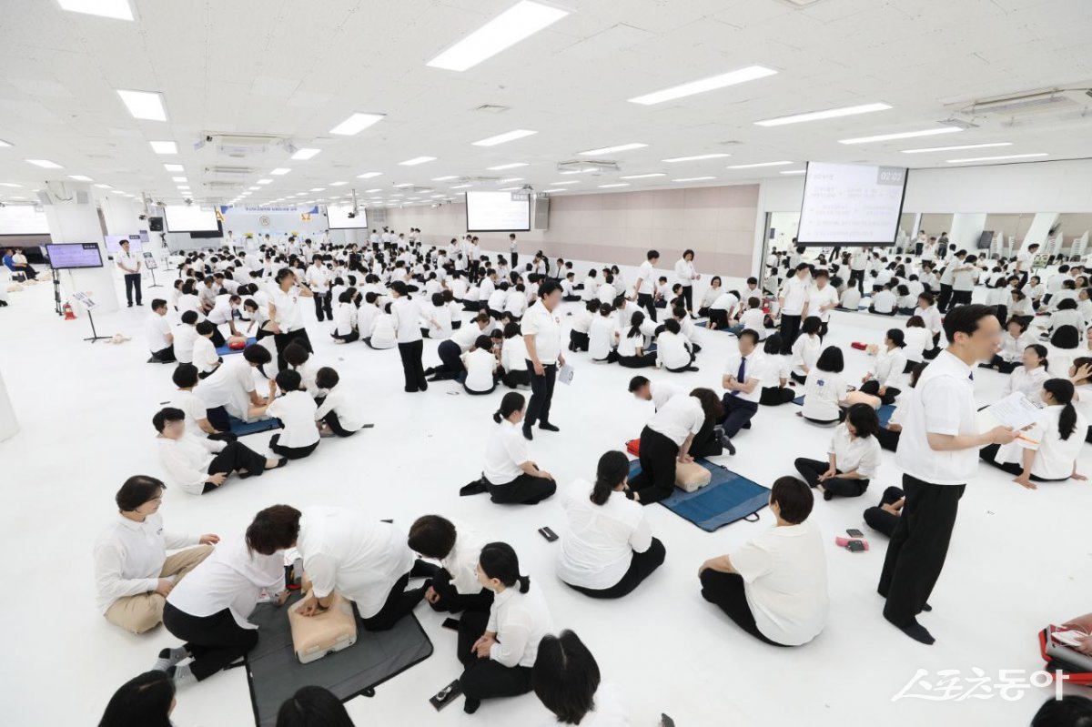 지난 12일 신천지 부산교회에서 심폐소생술 교육을 진행한 가운데 교육생들이 실습을 하고 있다. (사진제공=신천지 부산교회)