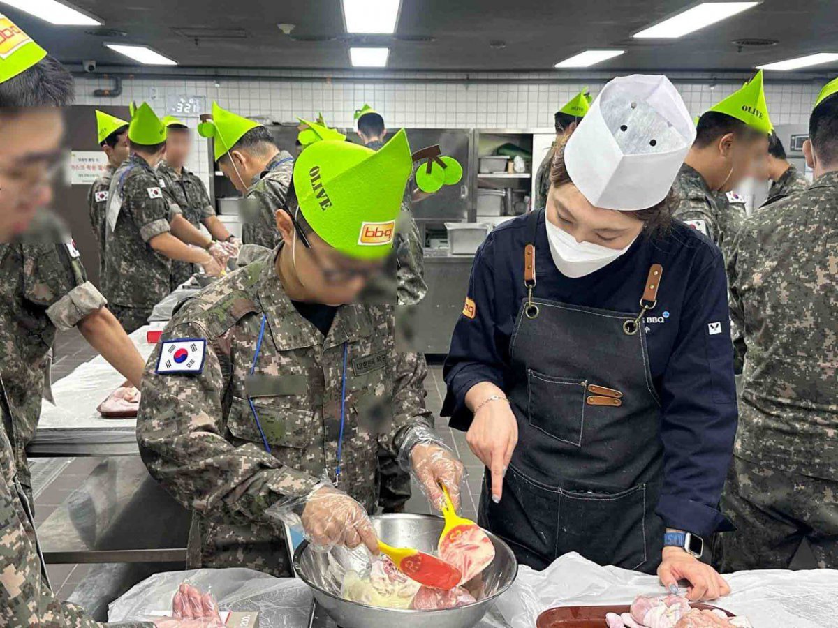 육군 장병들과 함께한 치킨캠프 모습. 사진제공|제너시스BBQ