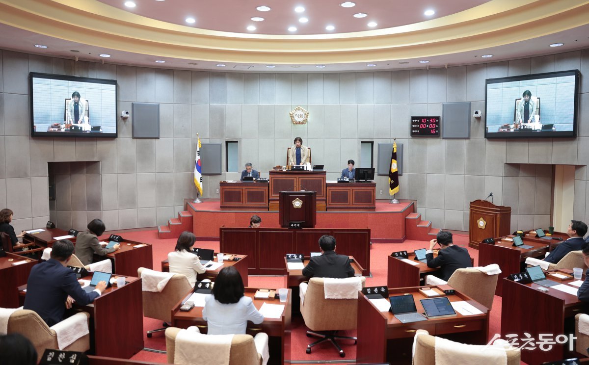 경기 시흥시의회(의장 오인열)가 7월 15일부터 25일까지 11일간 제329회 임시회를 열고, 2025년도 제2회 추가경정 예산안과 기금운용계획 변경안을 포함한 19건의 안건을 심의·처리할 예정이다(지난 제328회 시흥시의회 제3차 본회의 모습). 사진제공｜경기 시흥시의회