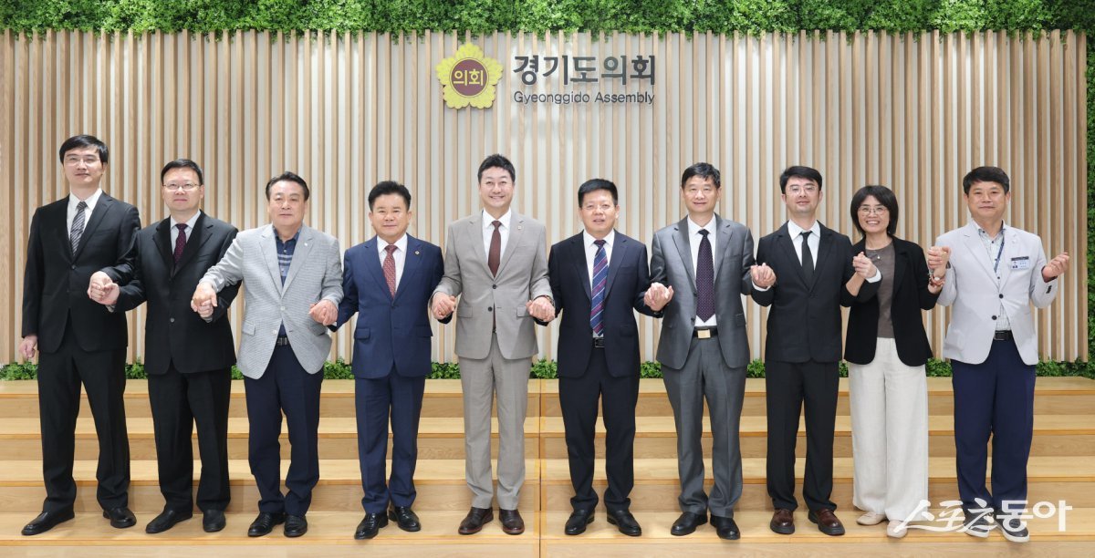 김진경 경기도의회 의장(더불어민주당, 시흥3)은 지난 14일 도의회 예담채에서 중국 장쑤성 인민대표대회 우호대표단을 접견하고, 양 지역 간 실질적 협력 확대 방안에 대해 논의했다. 사진제공|김진경 경기도의회 의장