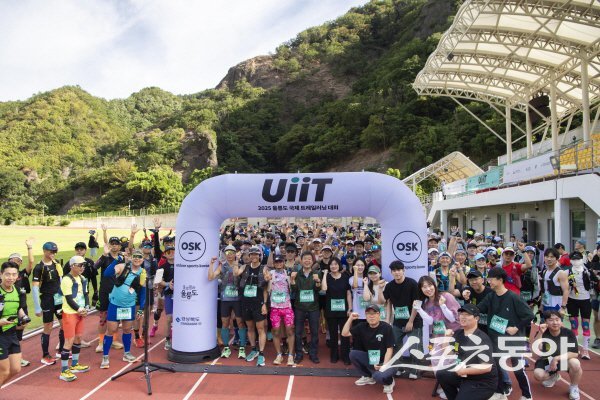 울릉도에서 개최된 국제 트레일러닝 대회 출발선에서 선수들이 기념 촬영하고 있다. 사진제공 ㅣ 울릉군
