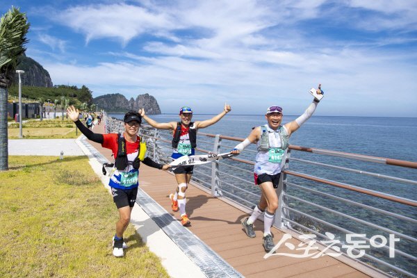 울릉도 국제 트레일러닝 대회 참가자들이 시원하고 아름다운 울릉 해변을 만끽하고 있다. 사진제공 ㅣ 울릉군
