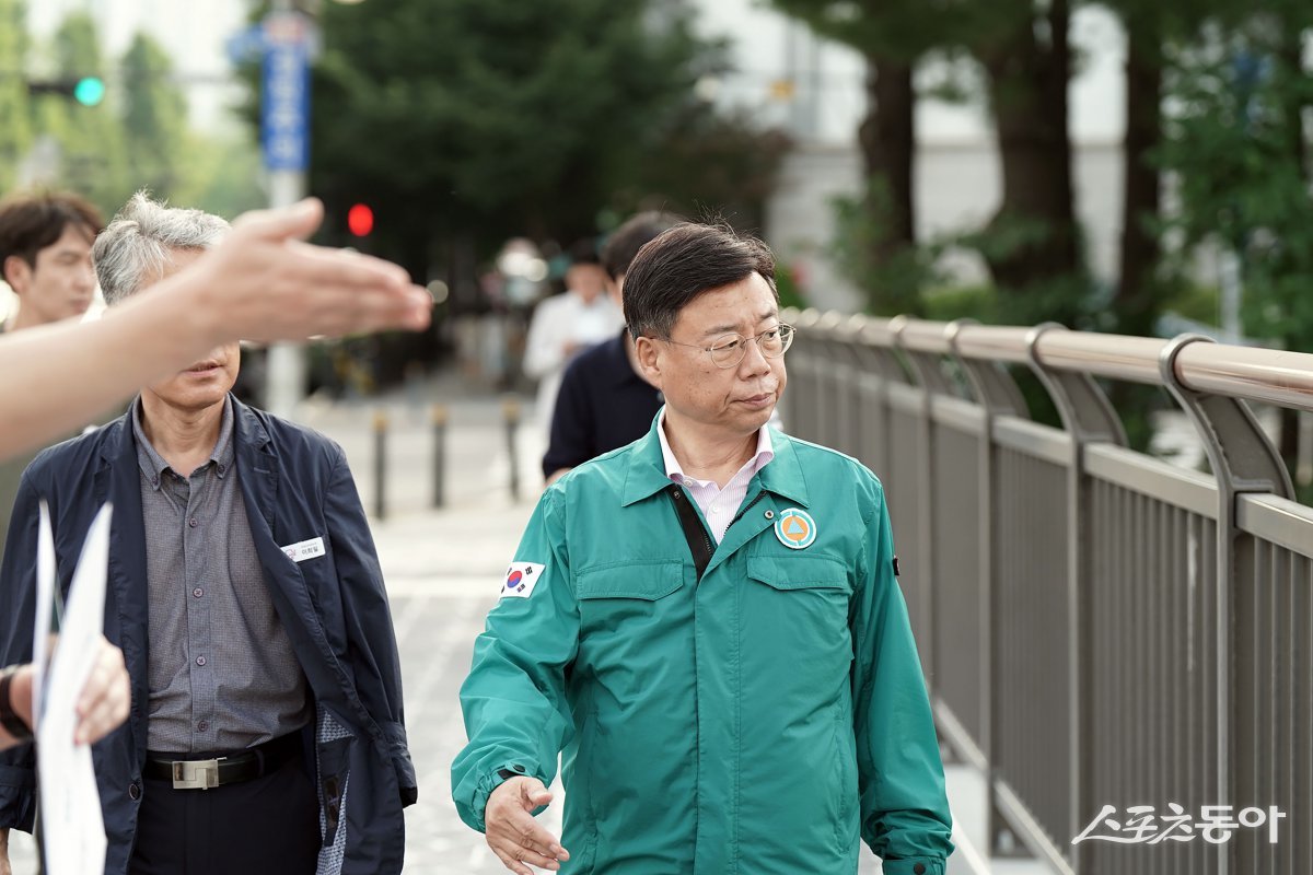 구미동 물빛정원-무지개마을 보도교 설치를 위해 신상진 성남시장(오른쪽)이 현장 점검을 하고 있다. 사진제공ㅣ성남시