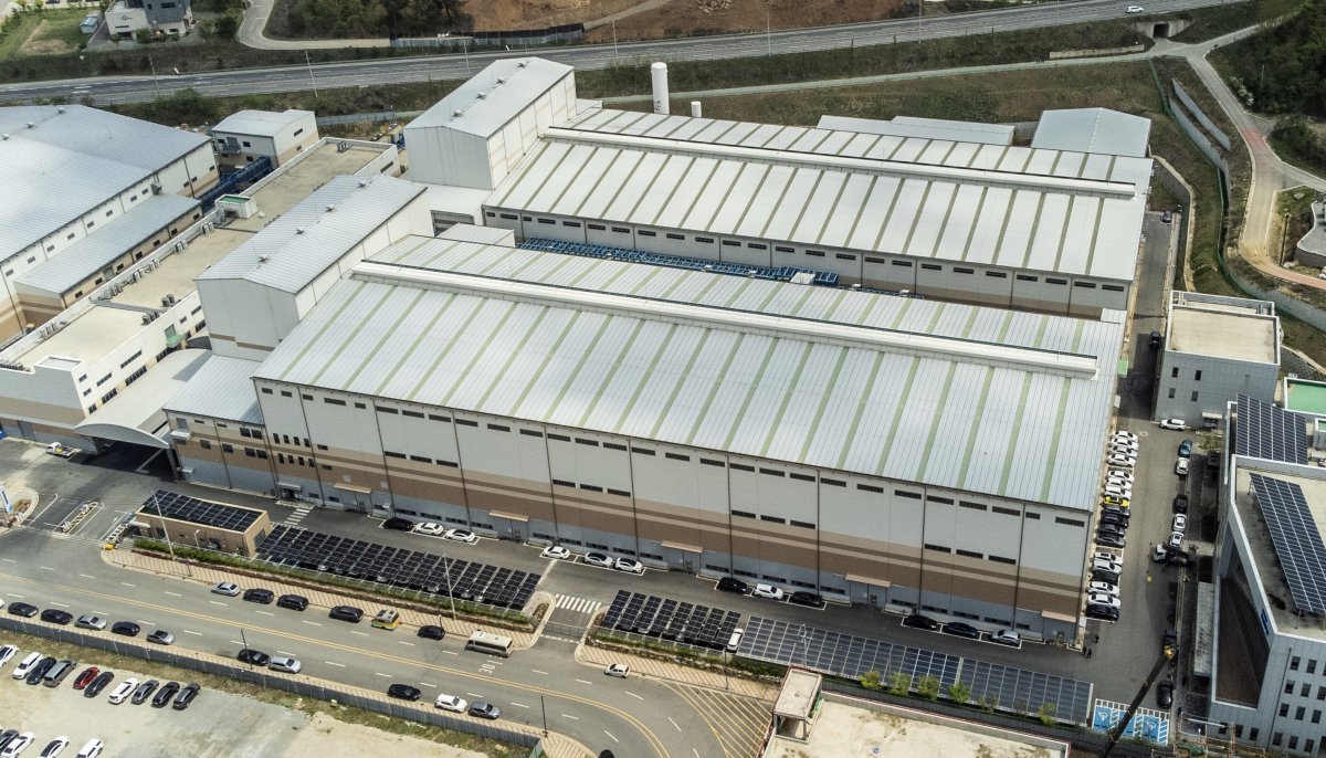 포스코퓨처엠이 일본 메이저 배터리사를 새로운 고객으로 확보하며, 글로벌 시장 공략을 가속화한다. 포스코퓨처엠 세종음극재공장 전경. 사진제공 ｜포스코퓨처엠