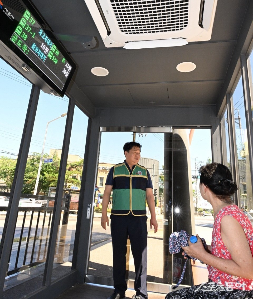 임 시장은 지난 12일 매화동에 설치된 생활밀착형 폭염저감시설인 ‘스마트셸터’ 현장을 직접 방문해 시설 운영 상황을 점검했다. 사진제공|시흥시