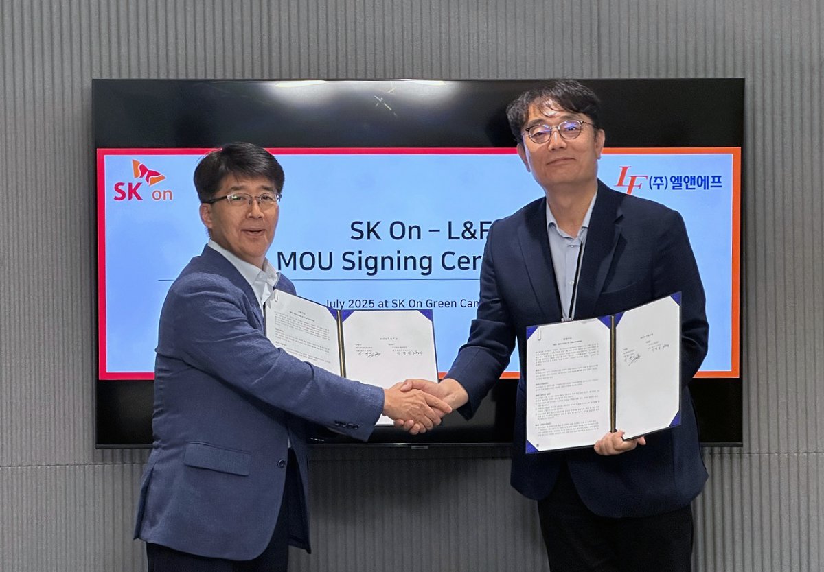 신영기 SK온 구매본부장(왼쪽)과 이병희 엘앤에프 최고운영책임자(COO)가 북미 지역 LFP 배터리 양극재 공급을 위한 업무협약(MOU) 체결 후 기념 촬영하고 있다. 사진제공 |SK온