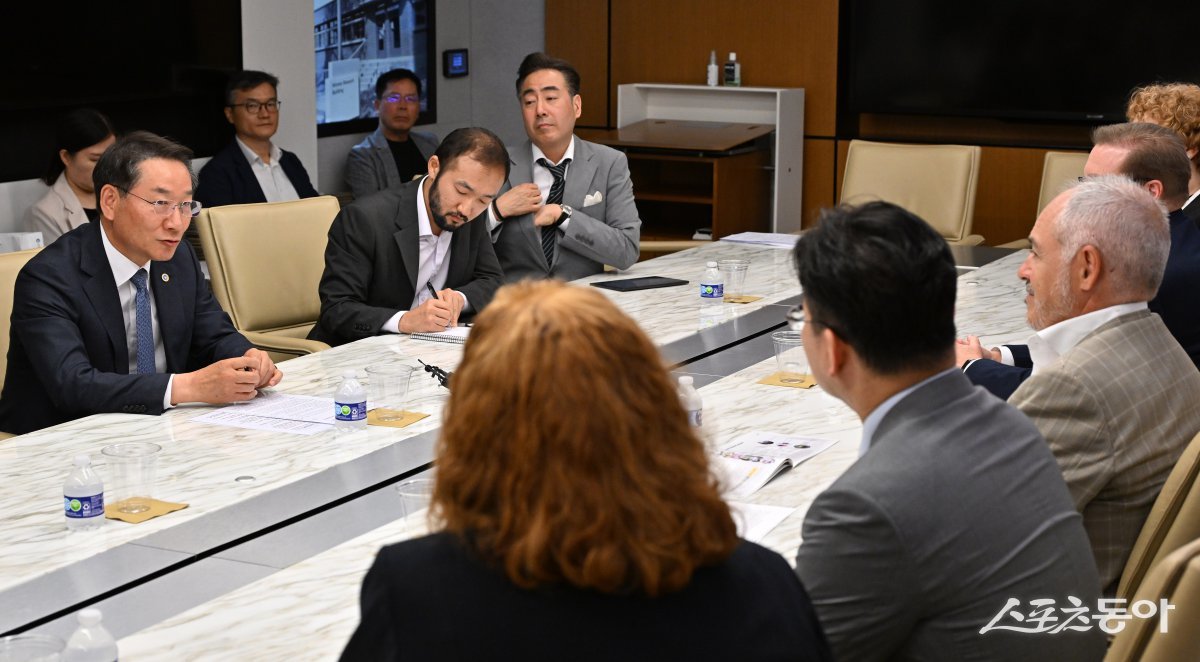 유정복 인천광역시장이 11일(현지시간) 미국 애틀란타 조지아 공과대학교에서 앙헬 카브레라 총장과 산학협력 방안 등을 논의하고 있다. 사진제공|인천시
