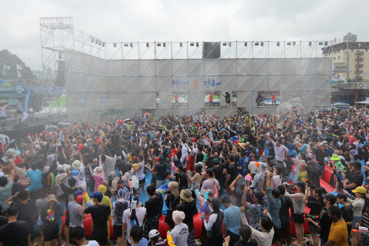 ‘정남진 장흥물축제’에서 가장 인기높은 축제 하이라이트 지상 최대의 물싸움. 매일 오후 2시부터 3시까지 진행한다 사진제공|장흥군
