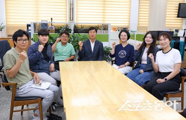 한상식 경주시 건축허가과장(가운데)과 직원들이 농지보전부담금 절감 성과를 내고 파이팅하고 있다. 사진제공 ㅣ 경주시