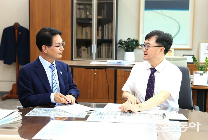 심덕섭 고창군수가 지난 14일 기획재정부 임기근 2차관을 만나 지역 현안사업에 대해 설명하고 있다. 사진제공=고창군