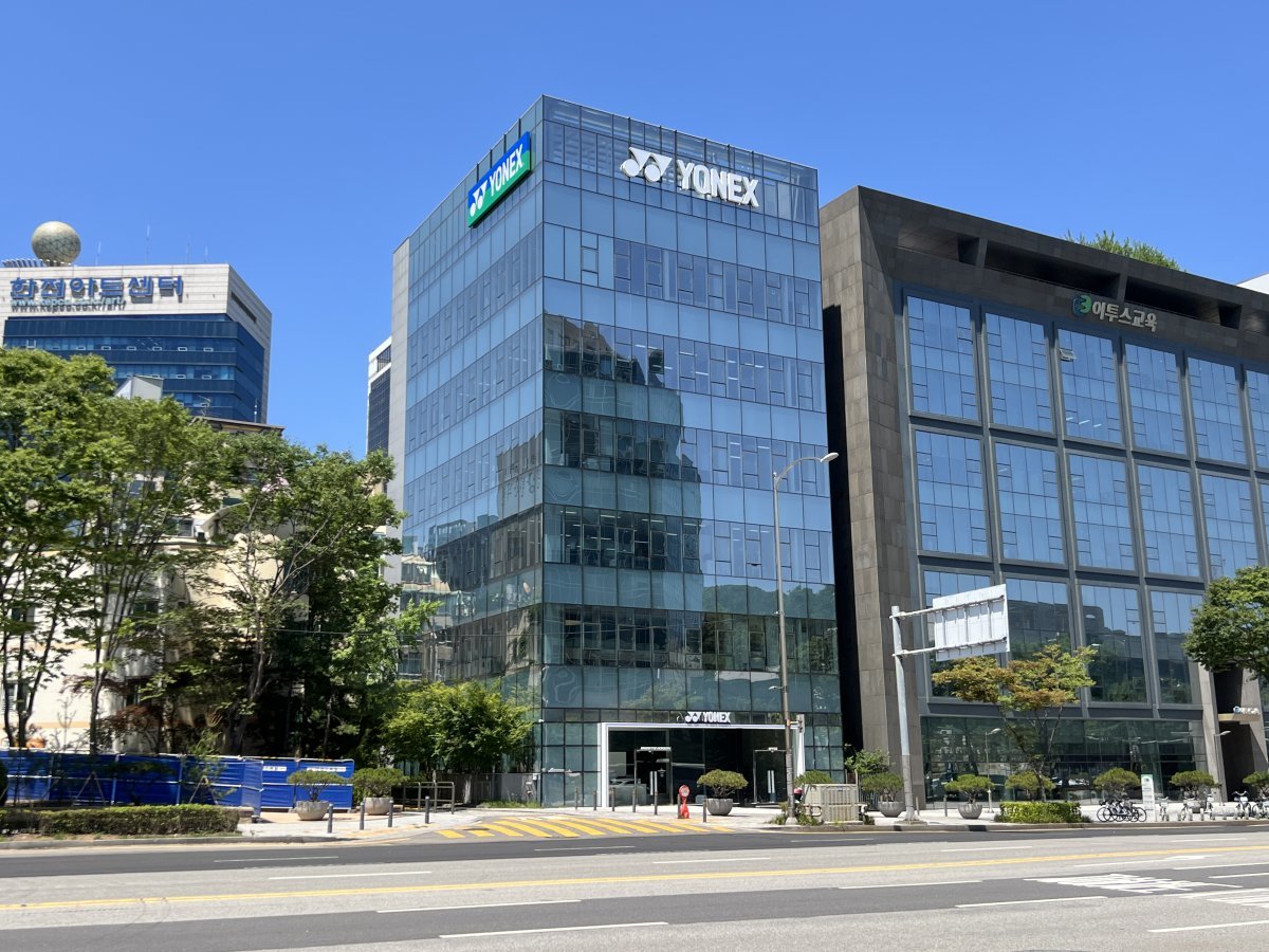 한국배드민턴대표팀 공식 후원사 요넥스코리아가 14일 서울 서초구 양재동 소재 6층 규모 신사옥으로 이전했다. 사옥 1층엔 ‘요넥스 배드민턴 아카데미’, 지하 1층에는 ‘요넥스 골프 스튜디오’가 있다. 사진제공│요넥스코리아