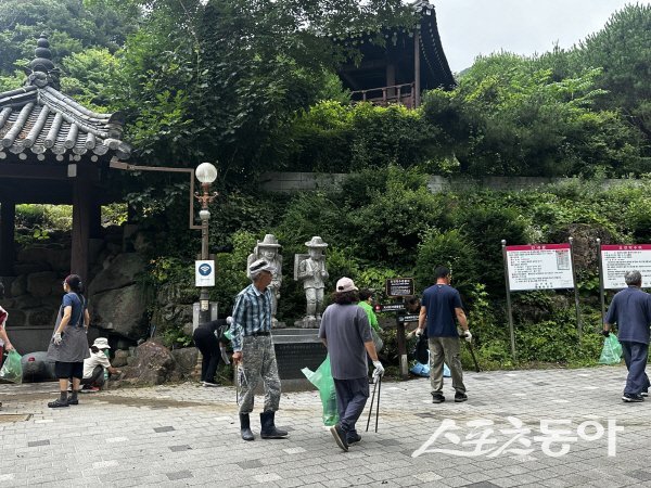 봉화군이 봉화은어축제 개최를 앞두고 오전약수관광지 일원서 환경정화활동을 하고 있다. 사진제공 ㅣ 봉화군