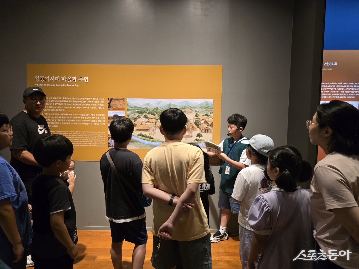 청소년 문화해설사가 관람객에게 전시물에 대한 설명을 하고 있다. 사진제공ㅣ경산시