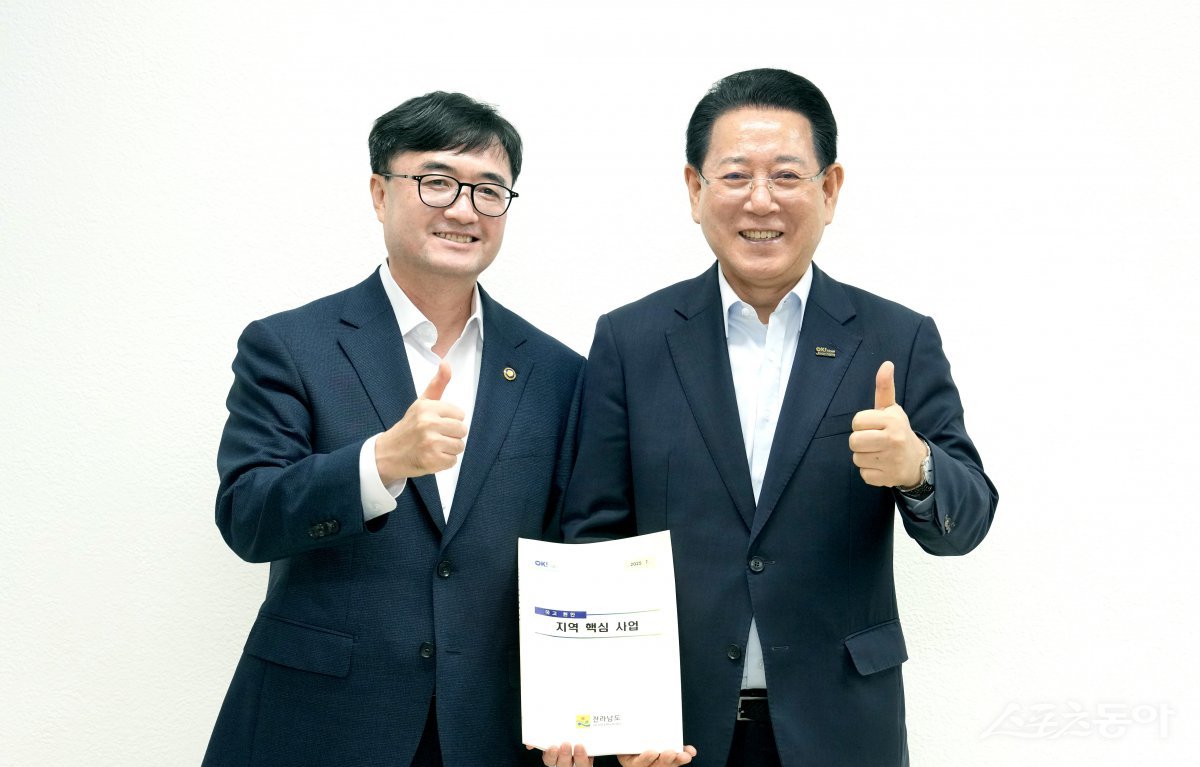 김영록 전라남도지사(사진 우측)가 16일 서울지방조달청에서 임기근 기획재정부 2차관과 면담을 갖고 기념촬영을 하고 있다. 사진제공=전남도