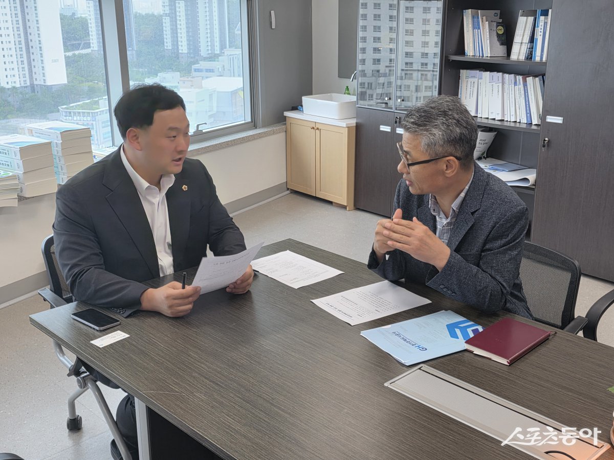 경기도의회 고준호 의원(국민의힘, 파주1)은 지난 15일 경기주택도시공사(GH)로부터 운정테크노밸리 사업 관련 업무보고를 받는 자리에서, 사업의 절차적 미비와 현실성 부족을 강하게 지적하며 원점 재검토를 촉구했다. 사진제공|고준호 의원