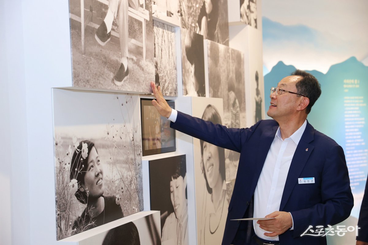 명현관 해남군수가 해남군 땅끝순례문학관에서 전시를 관람하고 있다. 사진제공=해남군