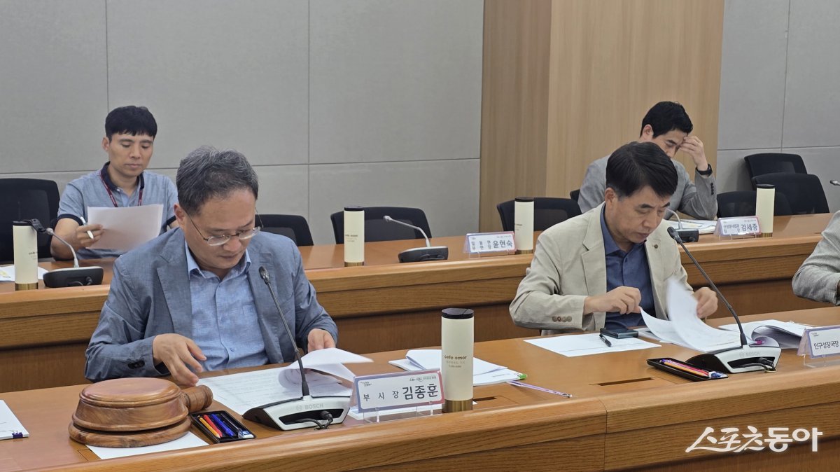 김종훈 부시장(윈쪽)은 지난 14일 시청 시정회의실에서 관광진흥위원회 심의를 하고 있다. 사진제공ㅣ포천시