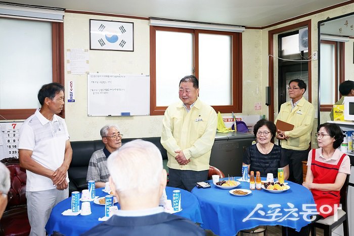 김경일 파주시장이 7월 15일 상순 기온이 역대 최고치인 40.1℃를 경신한 가운데 금촌 경로당을 방문하고 있다. 사진제공ㅣ파주시