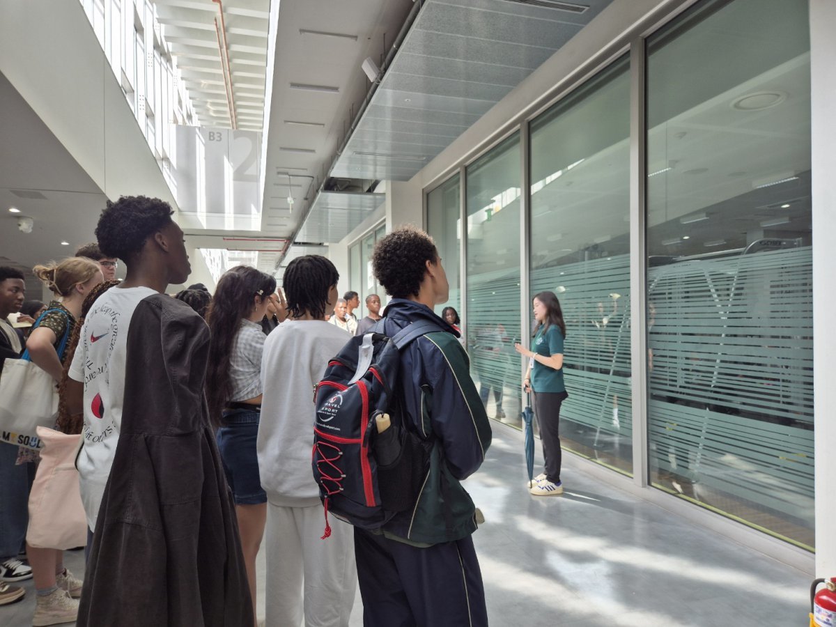 2024년 교육여행으로 한국을 찾은 남아프리카공화국 청소년들이 서울 소재 대학교에서 현장 견학을 하고 있다 사진제공|서울관광재단