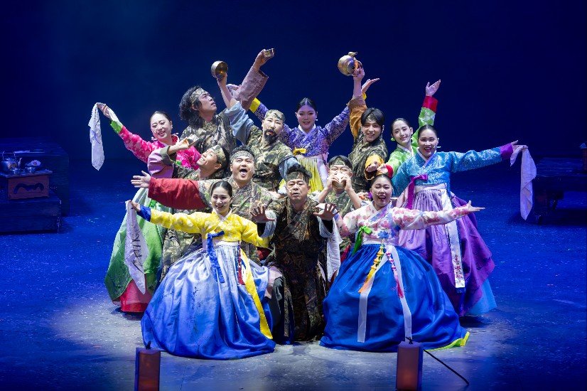 정선 아리랑을 소재로 한 전통 소리극 ‘뗏군’공연 장면 사진제공|강원랜드