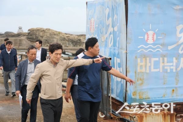 이강덕 포항시장이 지난 16일 구룡포와 장기 지역의 수산 분야 주요 현안 사업 현장을 둘러보고 있는 모습. 사진제공ㅣ포항시