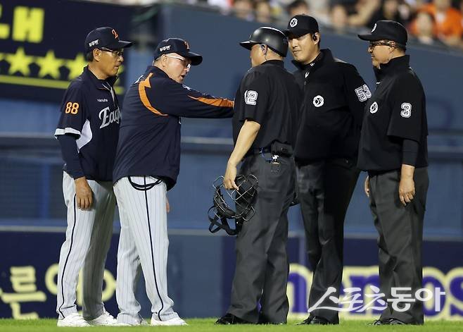 김경문 한화 감독(왼쪽에서 2번째)이 5월 27일 잠실 LG전에서 LG 이영빈의 체크스윙 판정과 관련해 항의하고 있다. KBO는 다음 주 열릴 실행위원회에서 체크스윙 비디오판독과 관련한 세부 방안을 논의할 예정이다. 2014년 후반기에 처음 시행한 합의판정 제도처럼, 체크스윙 비디오판독 역시 조기 도입 가능성이 크다. 뉴시스