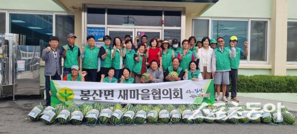 김천시 봉산면 새마을협의회는 경로당을 방문해 어르신들을 위한 수박 나눔 활동을 했다. 사진제공 ㅣ 김천시