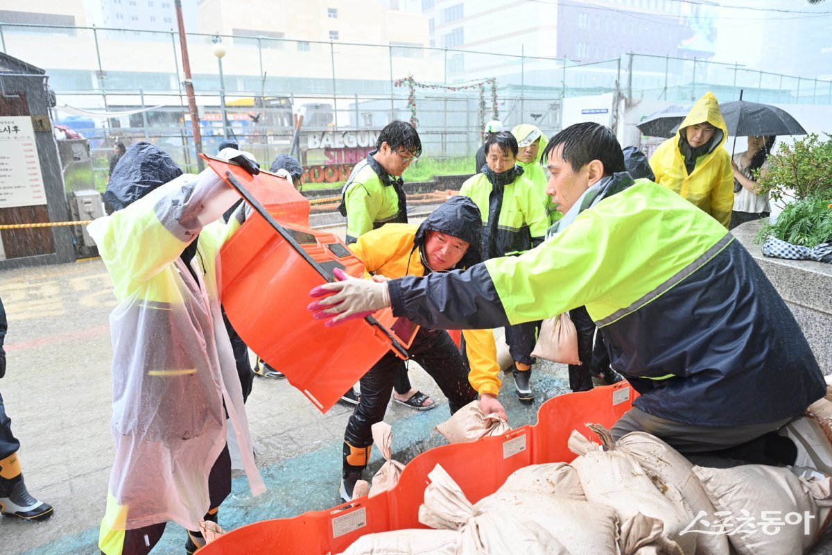 김병내 남구청장이 17일 구청 직원들과 호우 피해 상황 관리와 사전 조치에 나서고 있다. 사진제공=광주광역시 남구