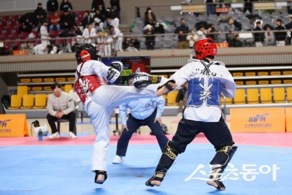 지난해 문경에서 열린 박정희컵 국제 오픈 태권도대회에서 선수들이 경합하고 있는 모습. 사진제공ㅣ상주시