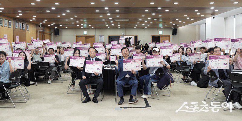 신상진 성남시장(앞줄 오른쪽 두번째)은 17일 시청 한누리실에서 참석한 시민들과 기념 촬영하고 있다. 사진제공ㅣ성남시 