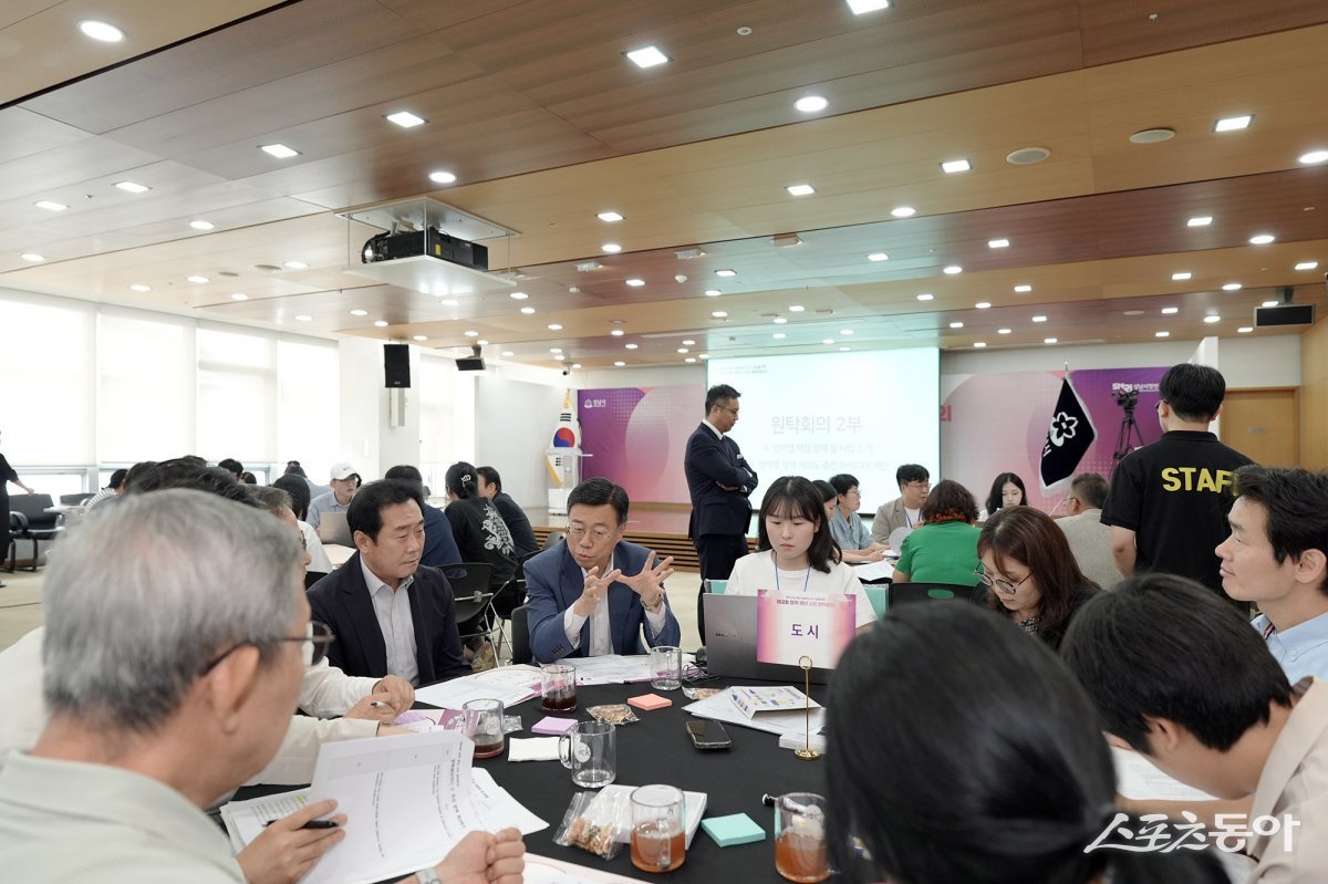 신상진 성남시장(윈족 세번째)은 17일 시청 한누리실에서 ‘체감형 정책 제안 시민 원탁회의’에 서 시민들과 소통하고 있다. 사진제공ㅣ성남시 