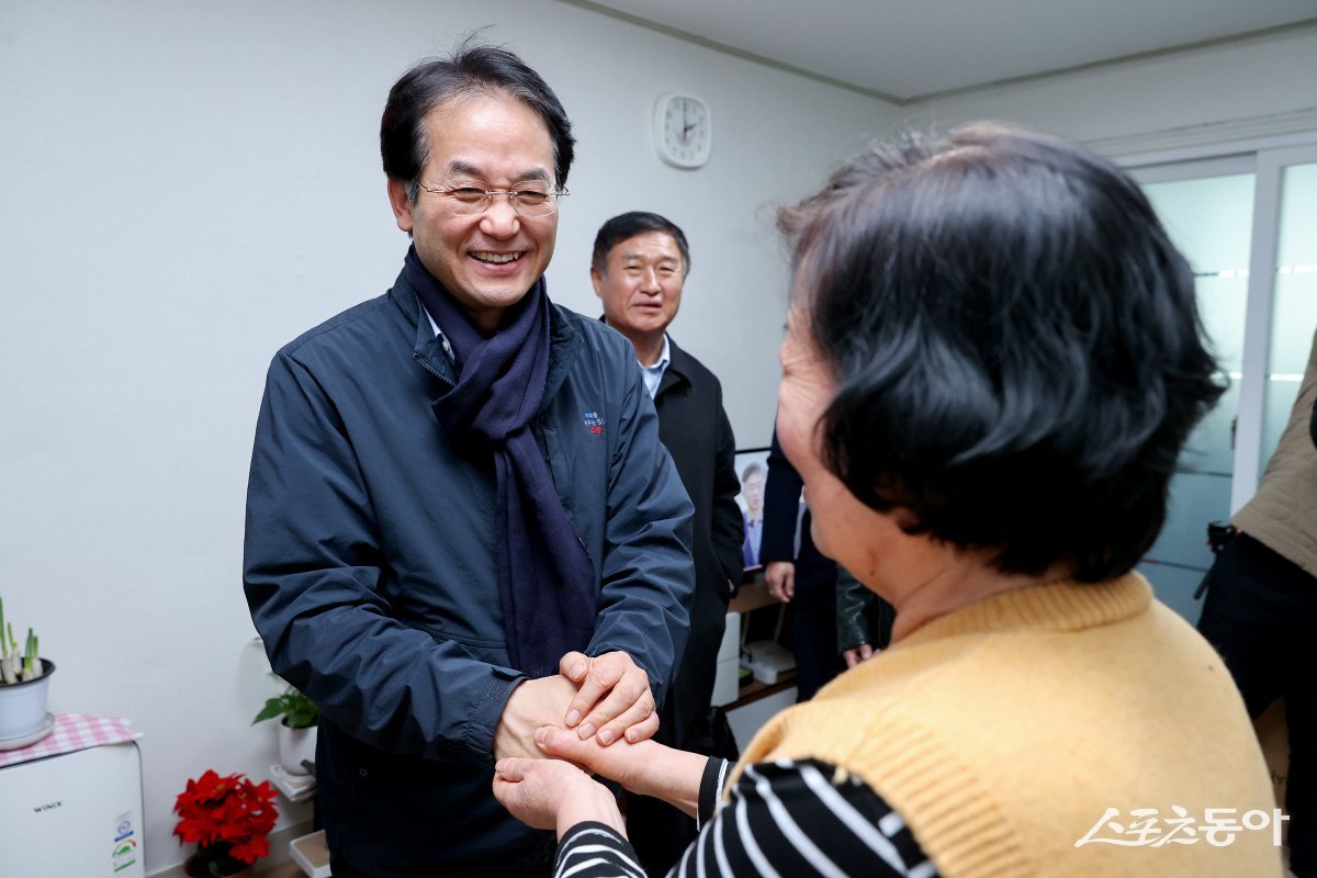 집수리 지원사업이 완료된 가구에 방문한 이동환 고양특례시장.  사진제공ㅣ고양시 