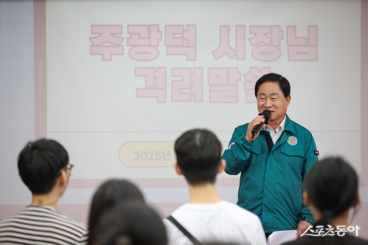 주광덕 시장이 17일 시청 여유당에서 ‘2025년 하계 청년 행정체험 연수’ 청년들에게 격려사를 하고 있다.  사진제공ㅣ남양주시 