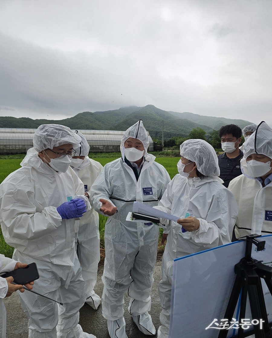 경기도의회 고준호 의원(국민의힘, 파주1)은 지난 17일 김대순 경기도 행정2부지사, 최병갑 파주시 부시장 등 관계 공무원들과 함께 ASF(아프리카돼지열병) 확진 판정이 내려진 파주시 양돈농가를 긴급 방문해 방역 현장을 점검하고 대응 방안을 논의했다. 사진제공｜고준호 의원