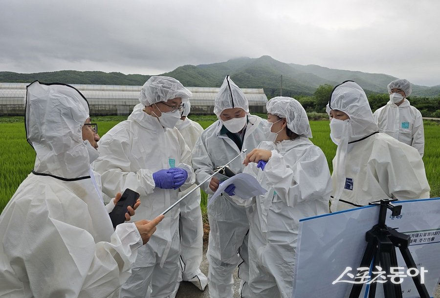 경기도의회 고준호 의원(국민의힘, 파주1)은 지난 17일 김대순 경기도 행정2부지사, 최병갑 파주시 부시장 등 관계 공무원들과 함께 ASF(아프리카돼지열병) 확진 판정이 내려진 파주시 양돈농가를 긴급 방문해 방역 현장을 점검하고 대응 방안을 논의했다. 사진제공｜고준호 의원
