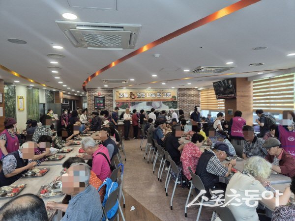 대구시 북구여성단체협의회가 어르신을 위해 ‘초복愛(애) 건강 나눔 한그릇’ 행사를 하고 있다. 사진제공 ㅣ 북구