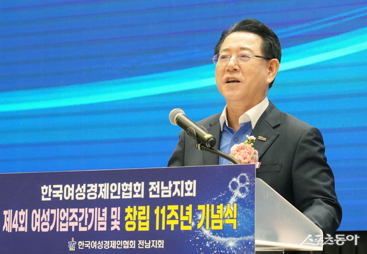 김영록 전라남도지사가 지난 17일 무안군 남악 스카이웨딩컨벤션에서 열린 ‘한국여성경제인협회 전남지회 창립 11주년 기념식’에서 인사말을 하고 있다. 사진제공=전남도