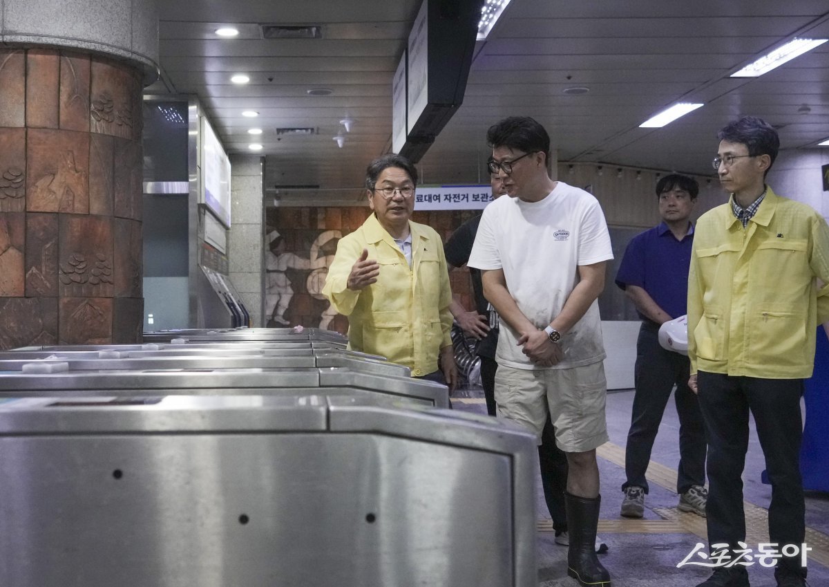 강기정 광주광역시장이 18일 오전 폭우로 침수 피해를 입은 광주지하철 1호선 상무역을 찾아 피해 복구 상황을 점검하고 있다. 사진제공=광주광역시