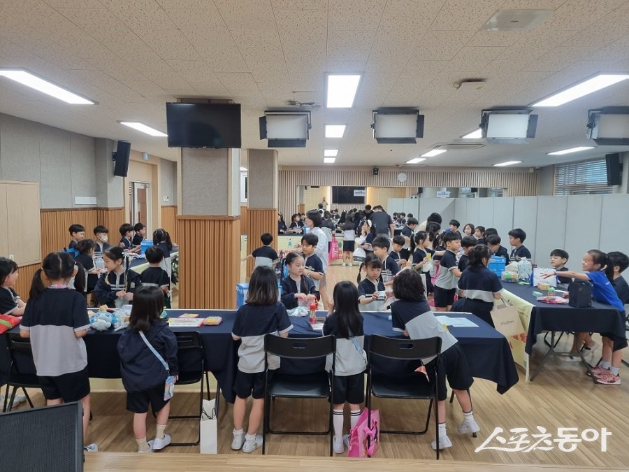 인천 동구, 영화초 재학생들이 직접 참여한 자원순환 나눔장터를 진행했다. 사진제공｜인천 동구청