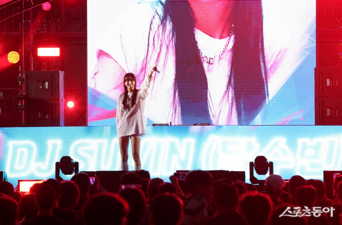DJ수빈이 열정적인 무대를 선보이고 있다. 사진제공｜시흥시
