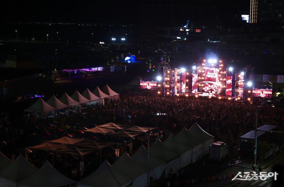 지난 18일 저녁 거북섬 웨이브파크 광장에서 열린 써머 비트 페스티벌 현장 모습. 사진제공｜시흥시
