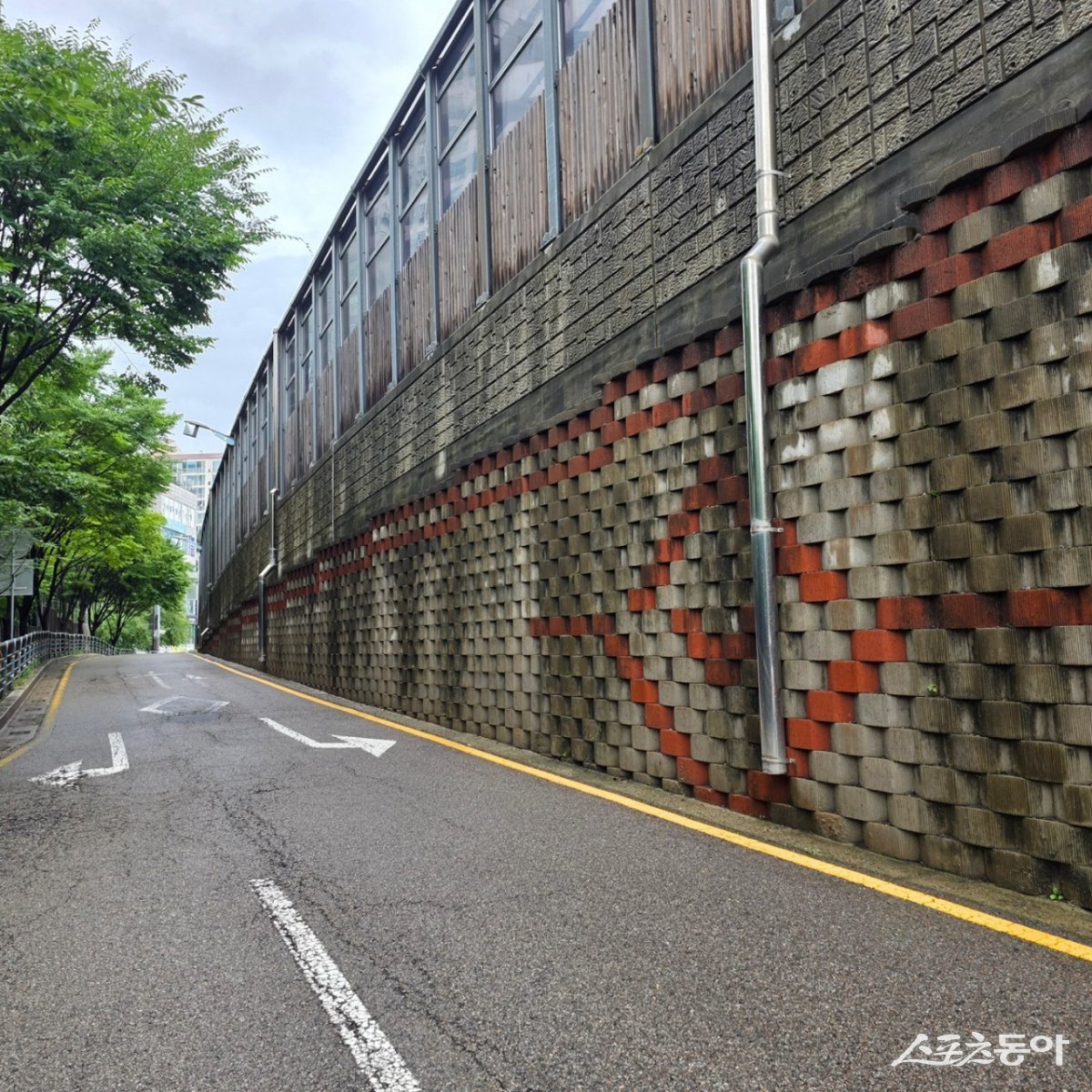 용인특례시(시장 이상일)는 여름철 집중호우로 인한 안전사고를 예방하기 위해 오는 21일부터 지역 내 도로옹벽에 대한 특별안전점검을 실시한다. 사진제공|용인시
